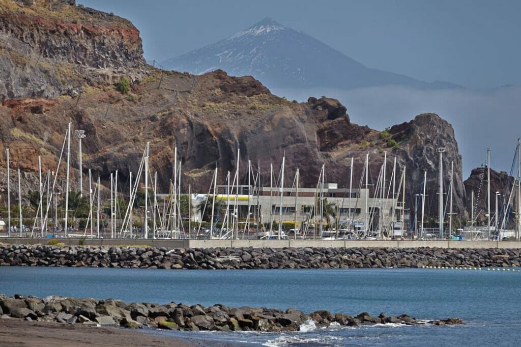 Yachthafen und Blick auf den Pico del Teide